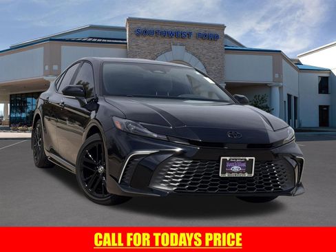 Used 2025 Toyota Camry SE image 1