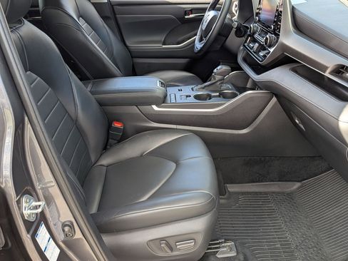 Used 2022 Toyota Highlander XLE image 37