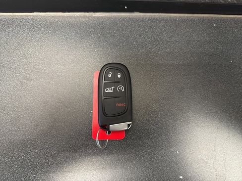 Used 2020 Jeep Cherokee Limited image 17