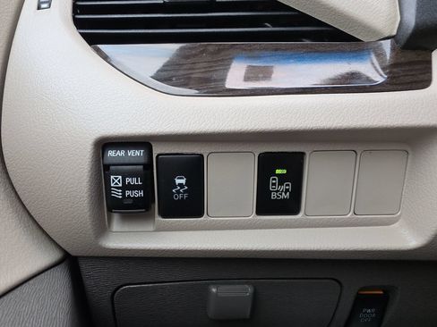 Used 2017 Toyota Sienna XLE FWD image 17