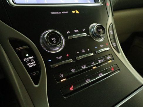 Used 2020 Lincoln Nautilus FWD image 16