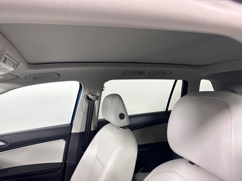 Used 2020 Volkswagen Tiguan SE w/ Panoramic Sunroof Package image 16