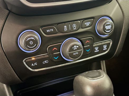 Used 2019 Jeep Cherokee Trailhawk AWD/4WD image 24