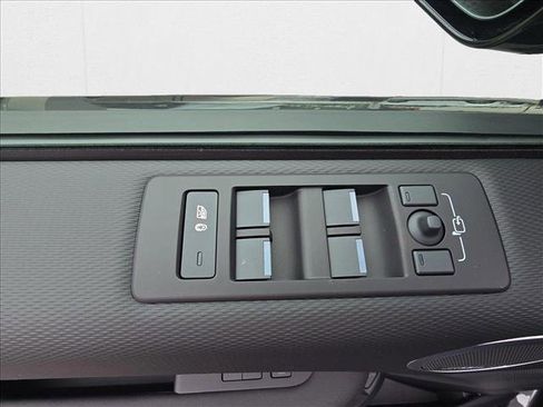 New 2025 Land Rover Discovery Dynamic SE image 29