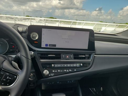 Used 2025 Lexus ES 300h w/ Premium Package FWD image 17