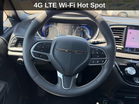 Used 2025 Chrysler Pacifica Select FWD image 19