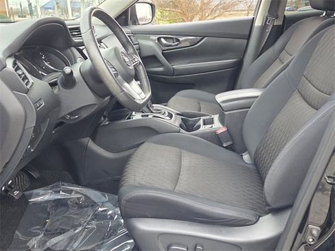 Used 2017 Nissan Rogue SV w/ Midnight Edition Package image 5