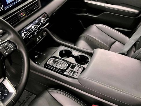 Used 2024 Honda Pilot Touring image 13