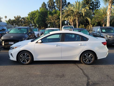 Used 2023 Kia Forte LXS w/ LXS Technology Package FWD image 2