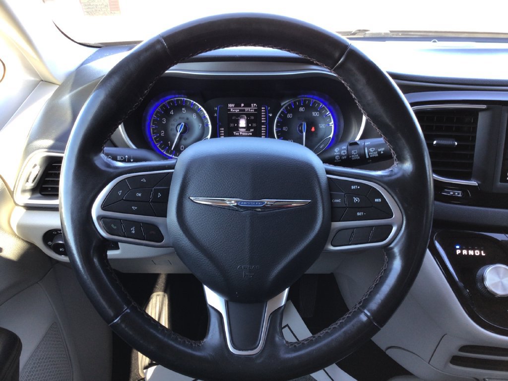 Used 2020 Chrysler Pacifica Touring-L FWD image 15