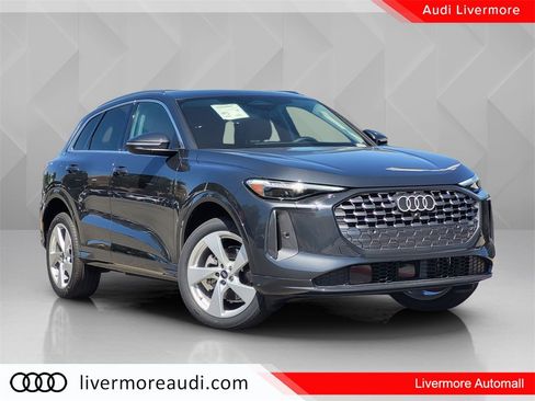 Used 2025 Audi Q5 Premium Plus w/ Premium Plus image 2