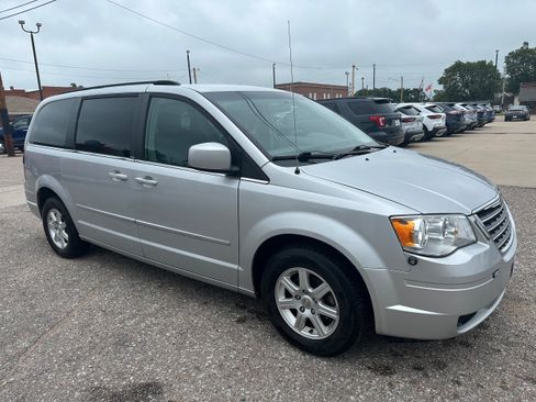 Used 2010 Chrysler Town & Country Touring FWD image 8