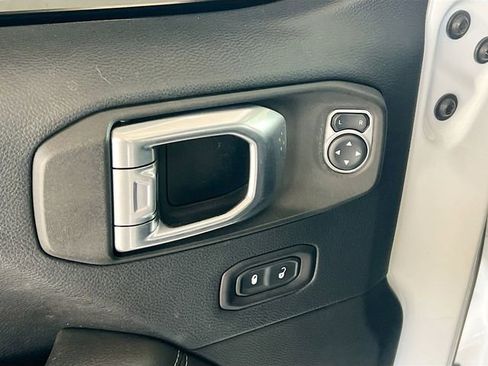 Used 2018 Jeep Wrangler Unlimited Sahara image 11