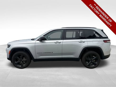 Used 2024 Jeep Grand Cherokee Altitude AWD/4WD image 2