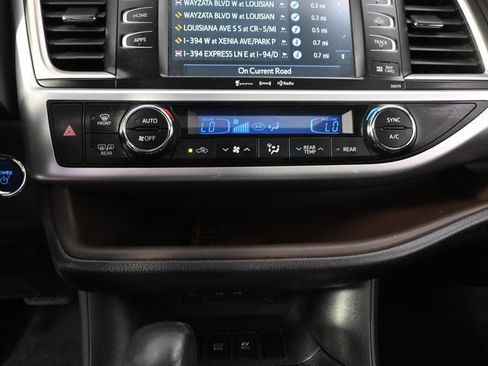 Used 2017 Toyota Highlander XLE AWD/4WD image 31