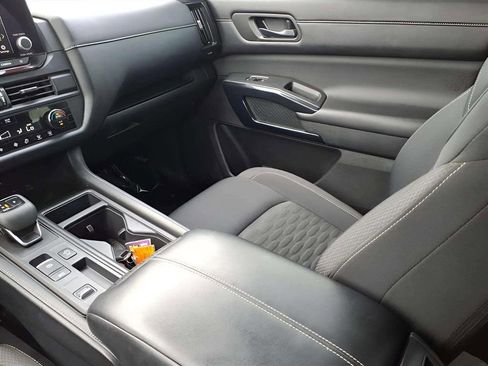 Used 2023 Nissan Pathfinder S image 12