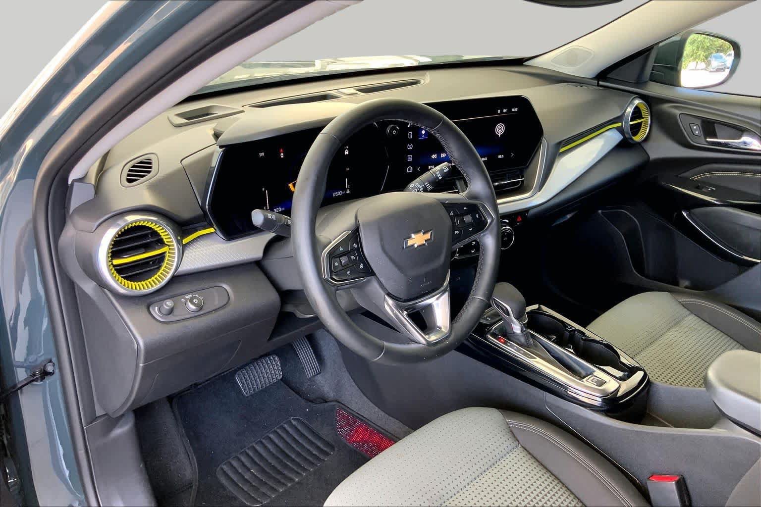 Used 2025 Chevrolet Trax LT w/ LT Convenience Package FWD image 18