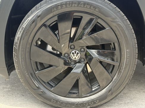 Used 2024 Volkswagen Atlas SE FWD image 12