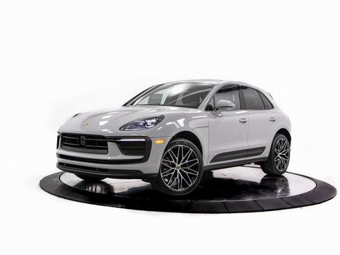 Certified 2025 Porsche Macan image 1