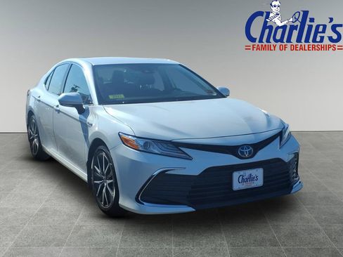 Used 2021 Toyota Camry XLE FWD image 3
