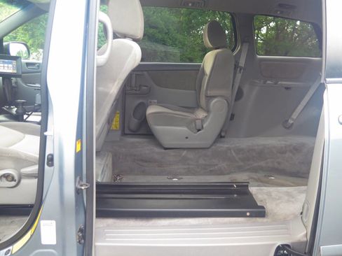 Used 2010 Toyota Sienna LE FWD image 7