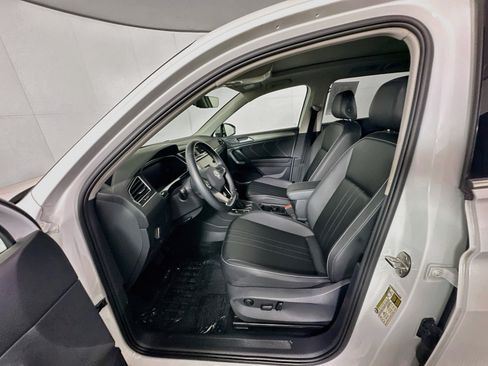 Used 2024 Volkswagen Tiguan SE w/ Panoramic Sunroof Package FWD image 13