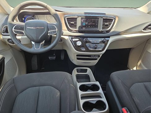 Used 2023 Chrysler Voyager LX FWD image 11
