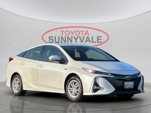 Used 2017 Toyota Prius Prime Advanced image 11