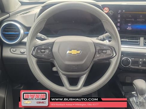 Used 2025 Chevrolet Trax LT FWD image 17
