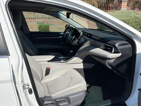Used 2018 Toyota Camry SE w/ Moonroof Package FWD image 11