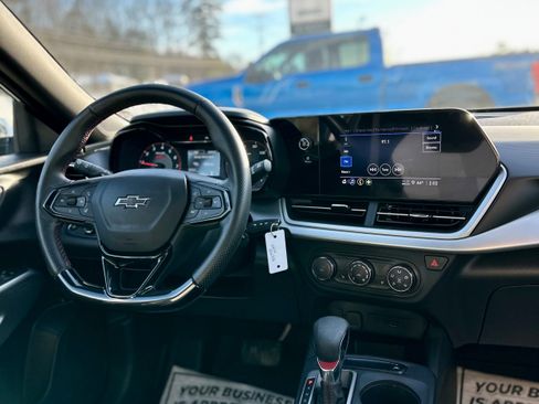 Used 2024 Chevrolet Trax RS w/ Sunroof Package FWD image 18