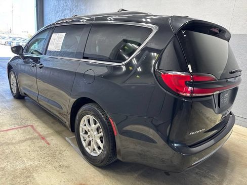 Used 2022 Chrysler Pacifica Touring-L FWD image 3