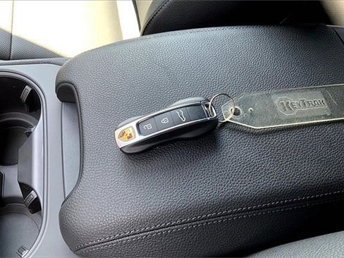 Used 2025 Porsche Cayenne image 34