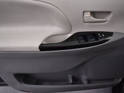 Used 2012 Toyota Sienna LE FWD image 10