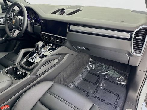 Used 2022 Porsche Cayenne Platinum Edition image 31