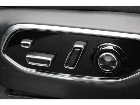Used 2022 Jeep Grand Cherokee Overland w/ Luxury Tech Group IV AWD/4WD image 10
