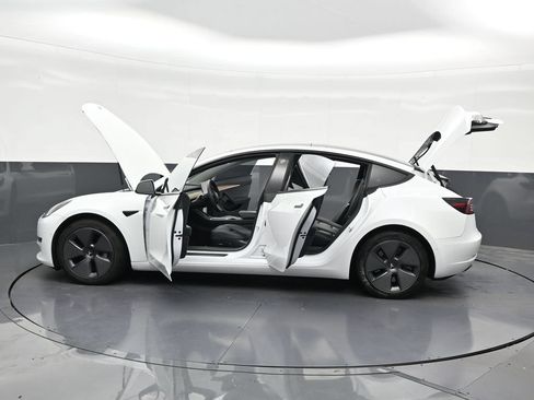 Used 2022 Tesla Model 3 Standard Range RWD image 32