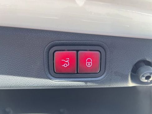 Used 2018 Mercedes-Benz E 300 4MATIC image 13