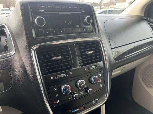 Used 2017 Dodge Grand Caravan SE image 17