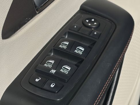 Used 2018 Chrysler Pacifica Touring-L Plus FWD image 16