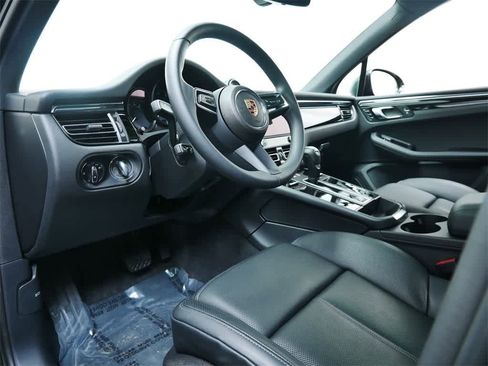 Used 2025 Porsche Macan image 4