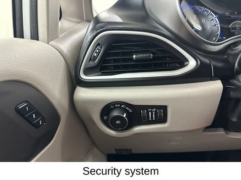 Used 2020 Chrysler Pacifica Touring-L FWD image 39