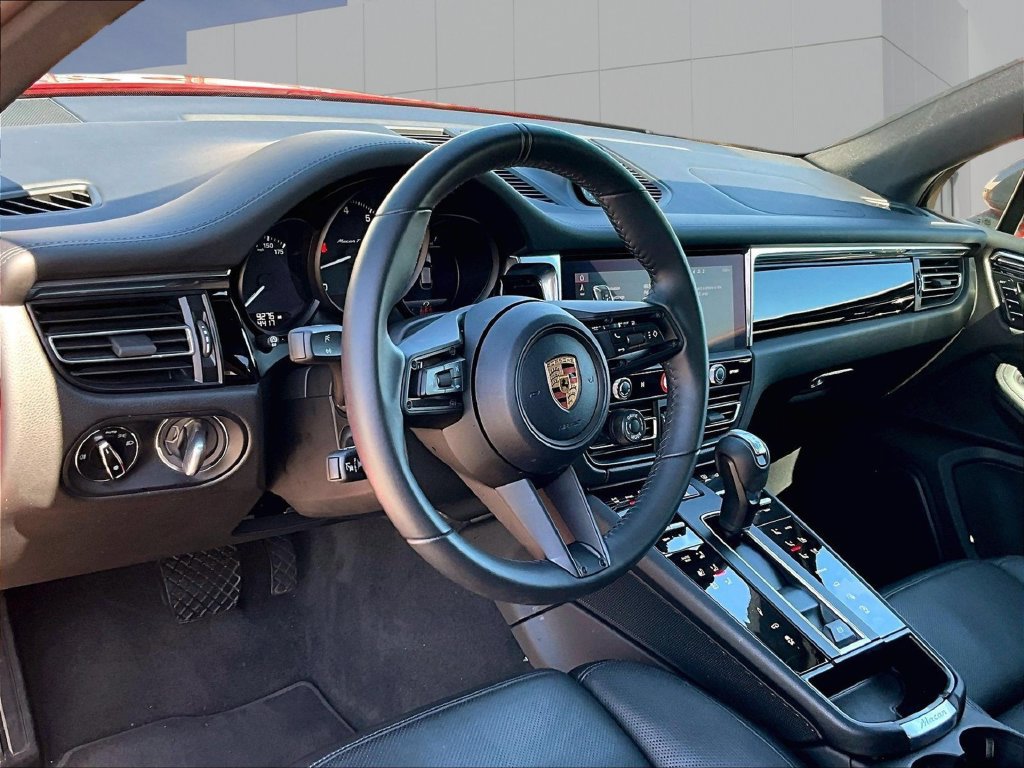 Certified 2026 Porsche Macan AWD/4WD image 4