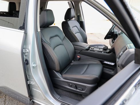 Used 2025 Nissan Pathfinder SL AWD/4WD image 47