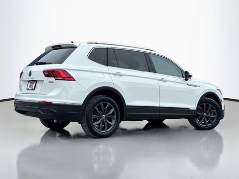 Used 2022 Volkswagen Tiguan SE w/ Panoramic Sunroof Package image 2