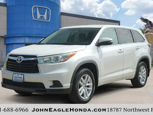 Used 2015 Toyota Highlander LE FWD image 1