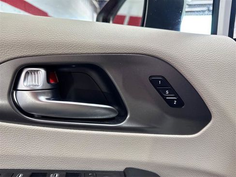 Used 2023 Chrysler Pacifica Touring-L FWD image 19