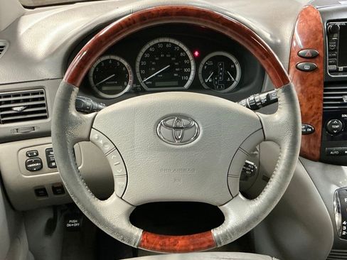 Used 2004 Toyota Sienna XLE Limited image 16