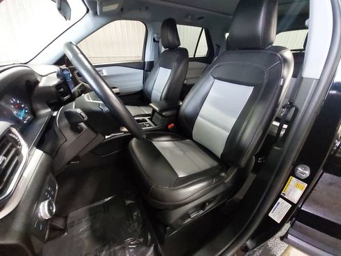 Used 2022 Ford Explorer XLT w/ Equipment Group 202A AWD/4WD image 16
