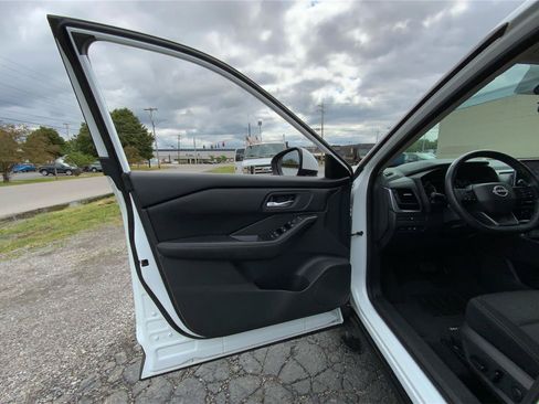 Used 2025 Nissan Rogue SV AWD/4WD image 19
